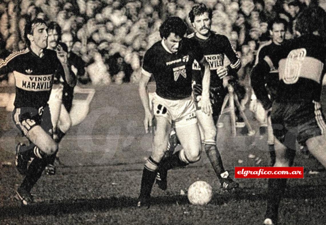 Alberto Márcico. Recibiendo de espaldas, con la marca encima, listo para dominarla y girar al revés de lo que espera el defensor, sobre cualquier perfil. Juega en 1983. Podía haberlo hecho en 1960 o en 1950 con igual eficacia.