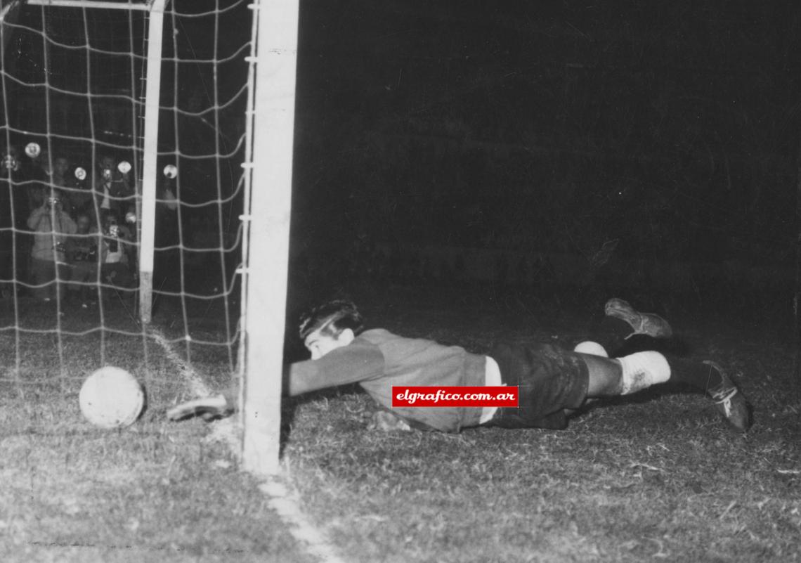 Imagen Muy buena jugada personal de Valentim fue el tercer gol brasileño. Entró por la izquierda en jugada personal, eludió a William Martínez y shoteó antes que llegara Silvera, venciendo las manos de Leiva después de contener éste sobre la línea.
