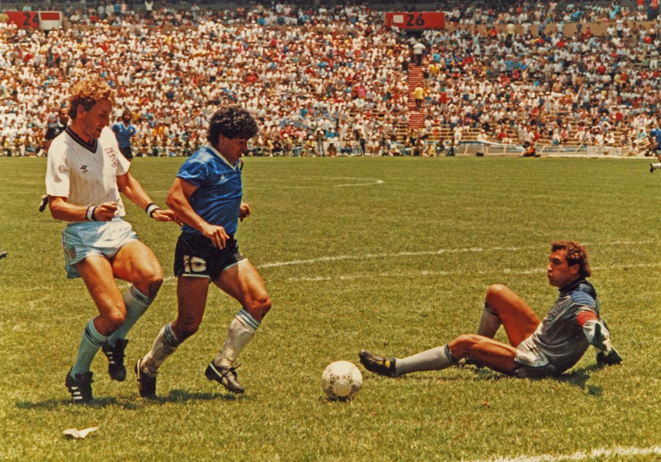 Shilton ya está en el piso, nada puede hacer, Diego está por concretar el mejor gol de la historia