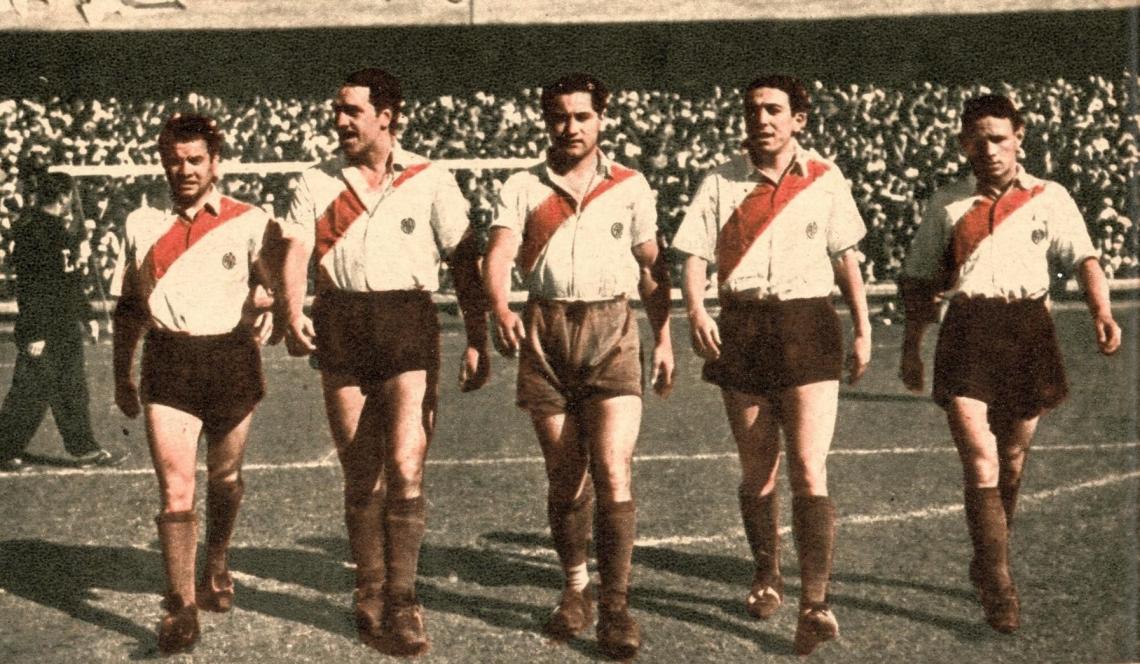 Imagen Línea de ataque de River Plate que mereció el mote de "La máquina". La compusieron Deambrosi, Moreno, Pedernera, Labruna y Loustau. Antes de ser sometido el eje a intervenciones quirúrgicas jugaba adelantado, luego bajó y se produjo la variante de jugar Labruna como punta de lanza. 