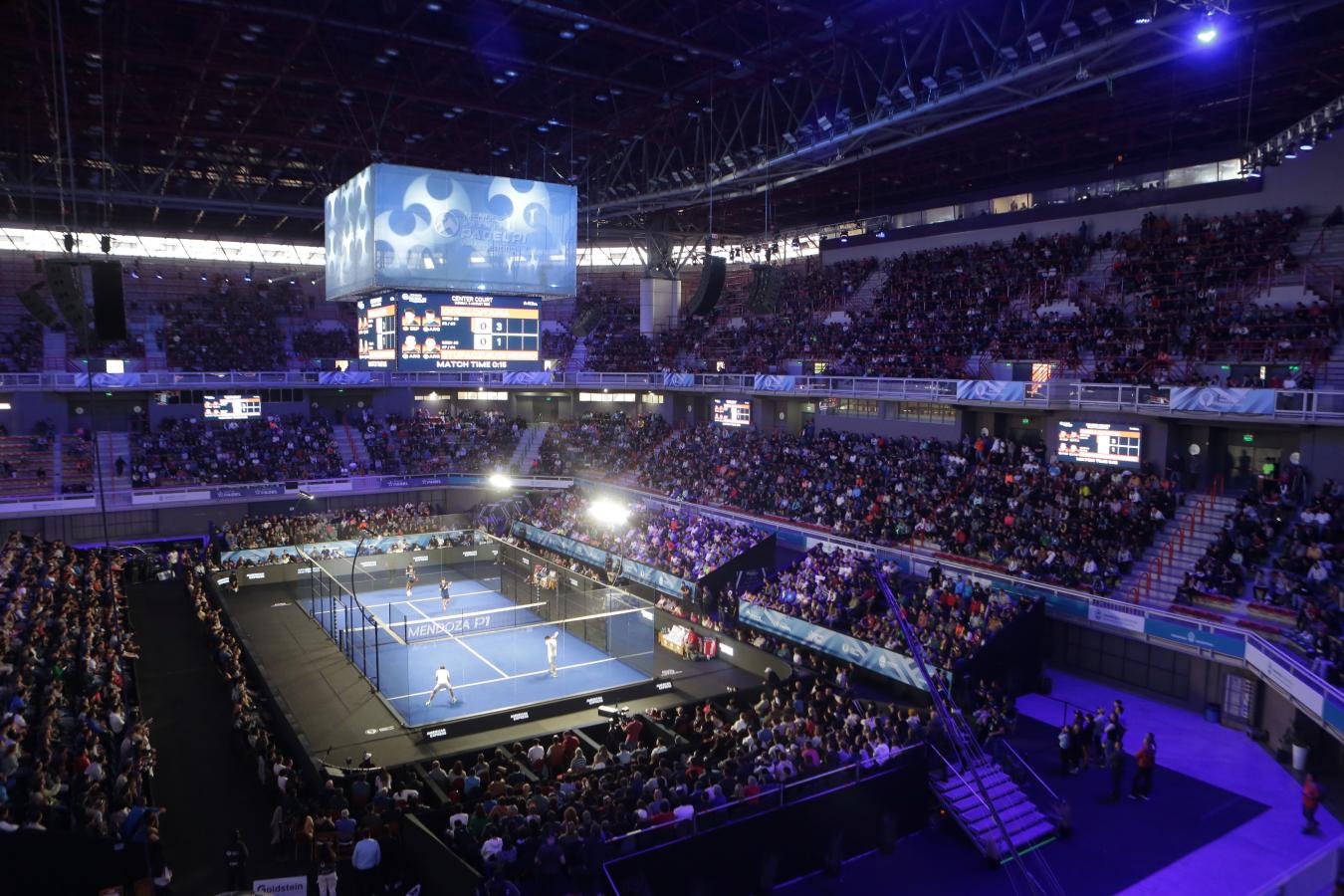 Imagen La cancha central del Aconcagua Arena, rodeada de miles de espectadores.