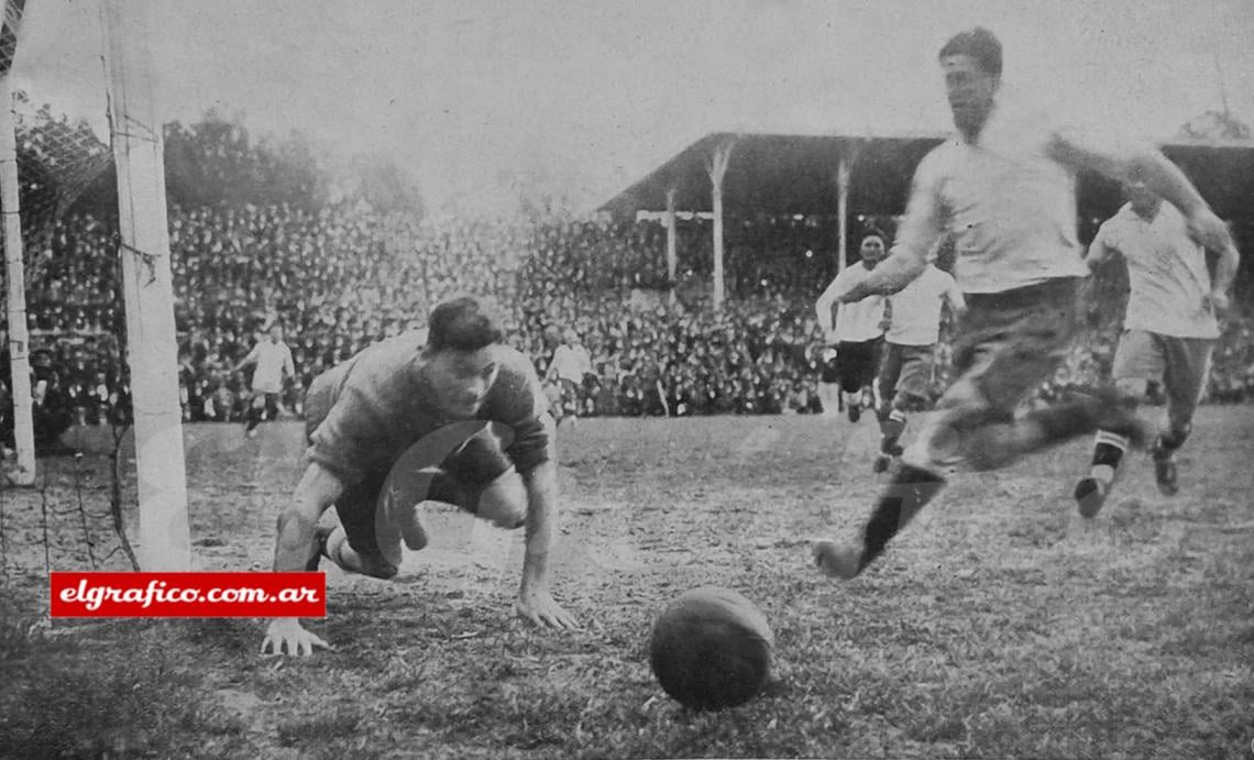 Imagen Tapando un remate rival en el famoso partido frente a los uruguayos