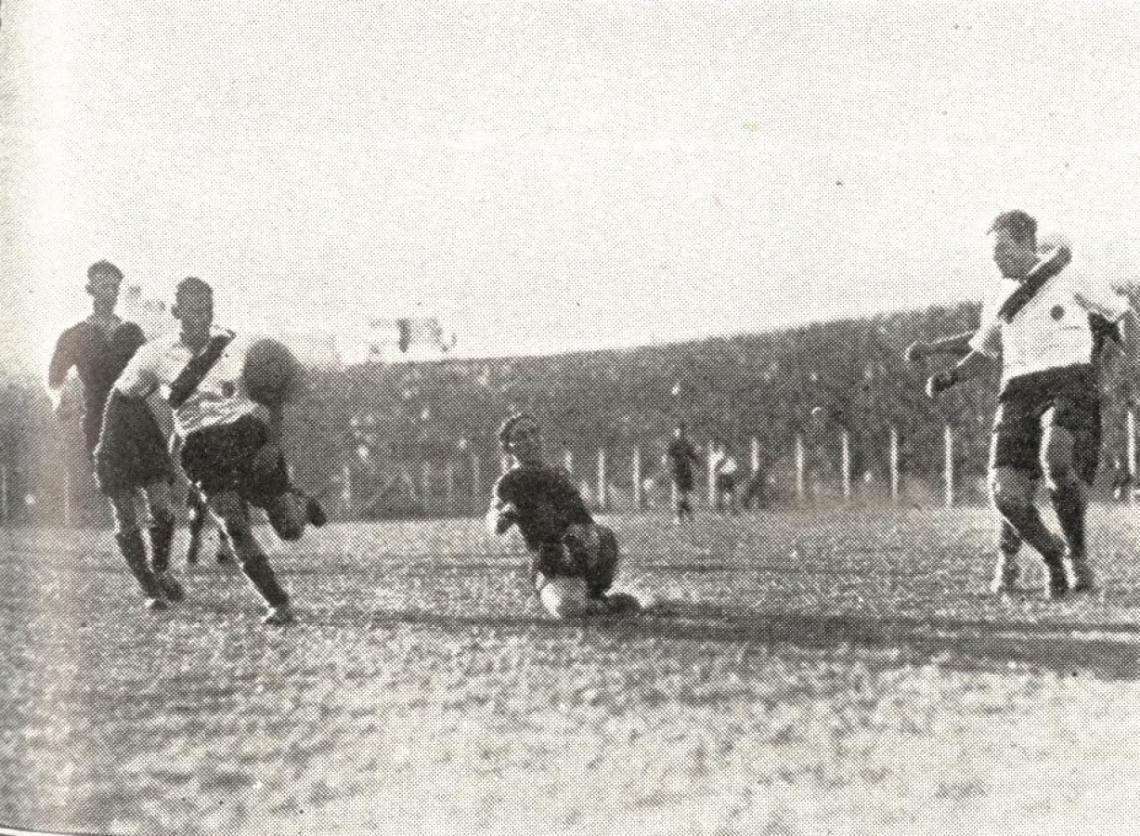 EL vasco Lecea, que jugó un gran partido, desvía desde el suelo la pelota, en cuya procura corre Nolo Ferreira, para cederla a Bernabé, quien está vigilado por Fazio, otra columna de la defensa visitante.