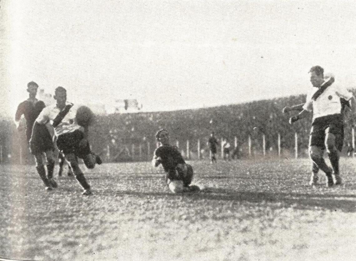 Imagen EL vasco Lecea, que jugó un gran partido, desvía desde el suelo la pelota, en cuya procura corre Nolo Ferreira, para cederla a Bernabé, quien está vigilado por Fazio, otra columna de la defensa visitante.