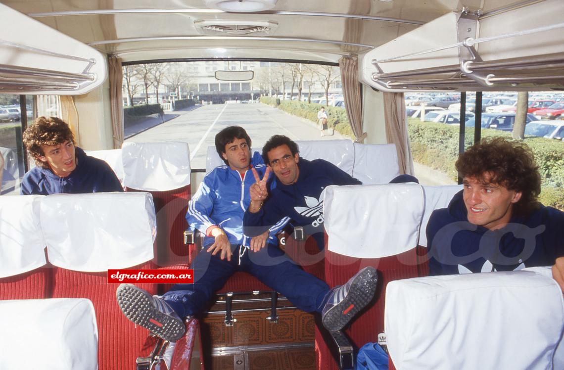Imagen Fotos del viaje a Tokio, en 1986. En el ómnibus, yendo a entrenar, desde la izquierda: el Tano Gutiérrez, Alonso, Alzamendi y Ruggeri. 