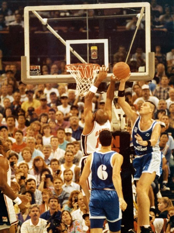 Imagen En la Selección Argentina y tapando a Charles Barkley, el día que enfrentó al Dream Team en el Preolímpico de Portland ’92.