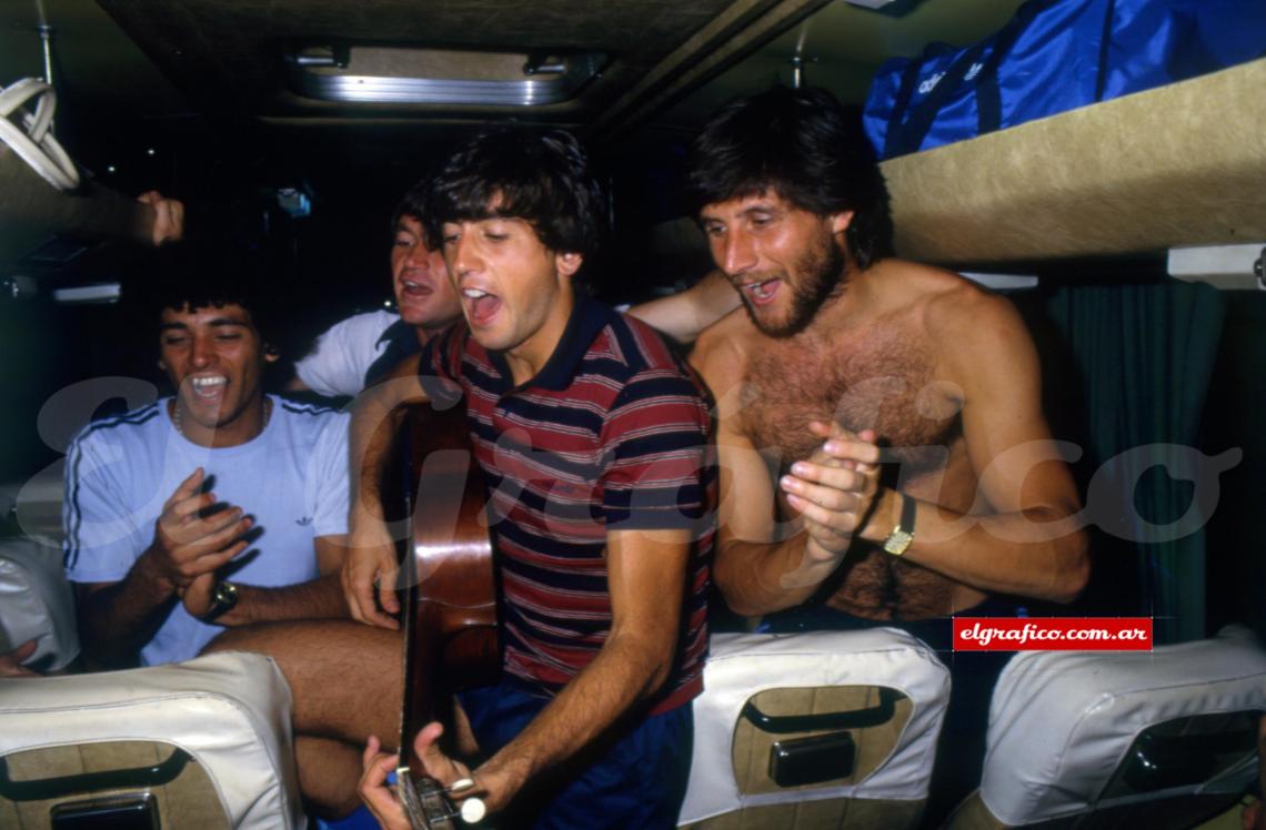 Latreite, Bianchini, Jones, tocando la guitarra, y Bernardis cantando en el micro, después de la consagración.