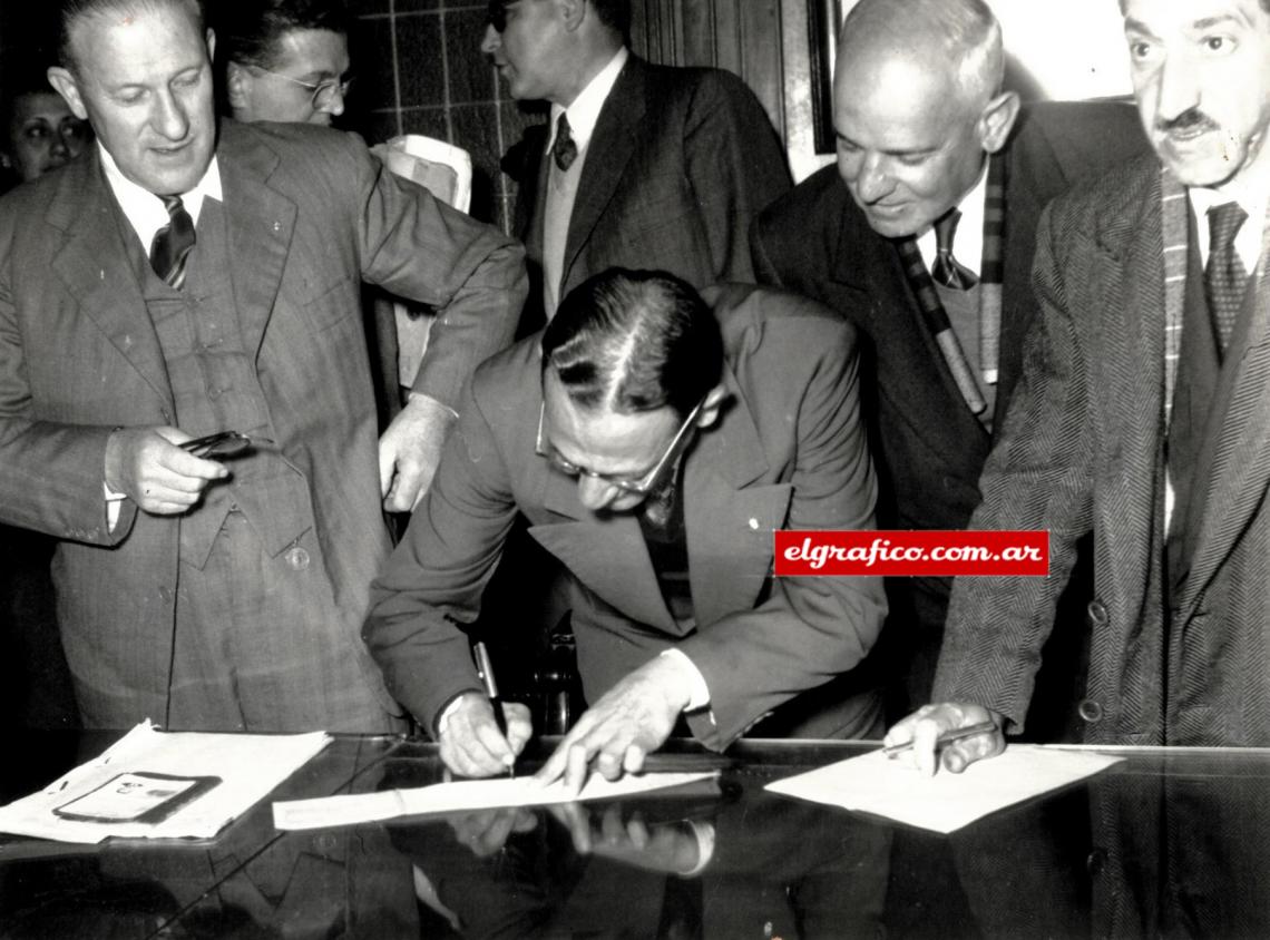 Imagen Gabino Sosa firmando su jubilación como empleado ferroviario, la fotografía fue tomada el 1 de junio de 1955.