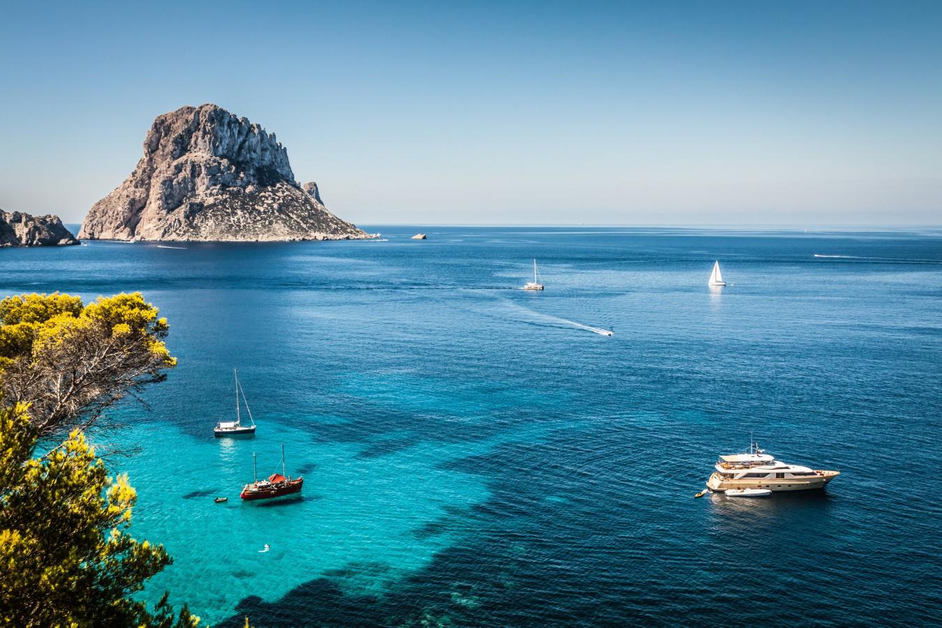 Imagen Así es una de las vistas en las islas Pitiusas, el paraíso de descanso elegido por las familias Messi - Suárez