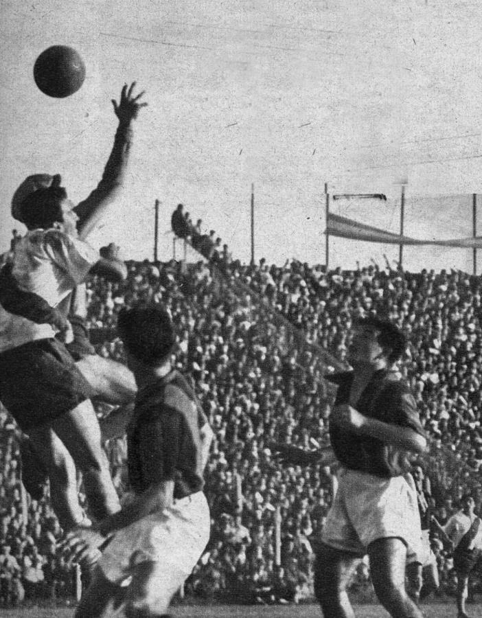 Pese a la estrecha marcación de que se les hizo objeto, los delanteros de River Plate demostraron su destreza y peligrosidad. En la foto de abajo se ve a Blazina en apuros, soportando la carga de Prado y preocupándose muchísimo por apoderarse de la pelota.