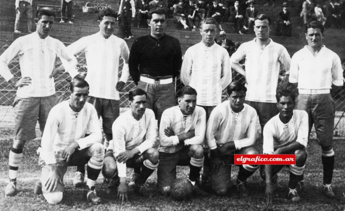 Imagen Formación Argentina que debutó en el campeonato Sudamericano de 1927: Evaristo, Bidoglio, Díaz, Recanatini, Fossa, Monti, Carricaberry, Ochoa, Ferreira, Seoane y Luna.