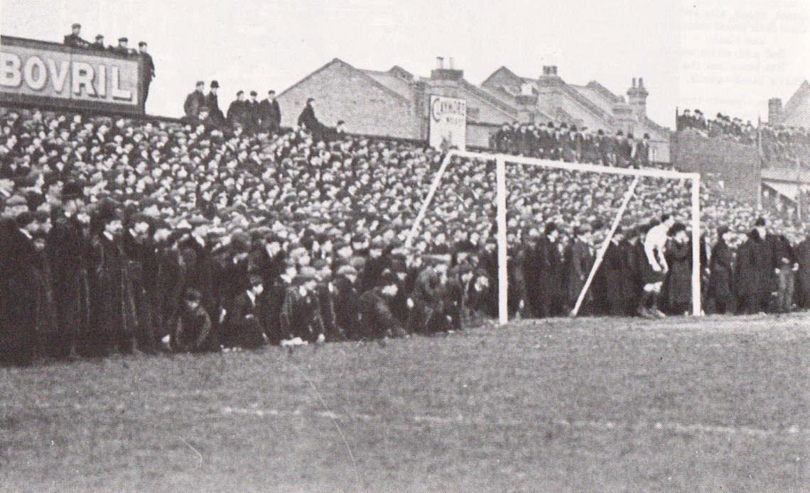 Imagen Aspecto del púbico detras de uno de los arcos del partido entre Aston Villa y Tottenham Hotspurs en la Copa Inglesa de 1904. Debió suspenderse el encuentro por invasión.