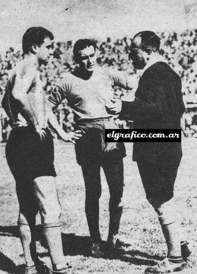 Imagen Asistir al revoleo de la moneda para elegir valla, o para disputar el derecho de iniciar el juego, es otra distinción que tiene el capitán. Generalmente su mayor mérito es el de ser el más antiguo del club.