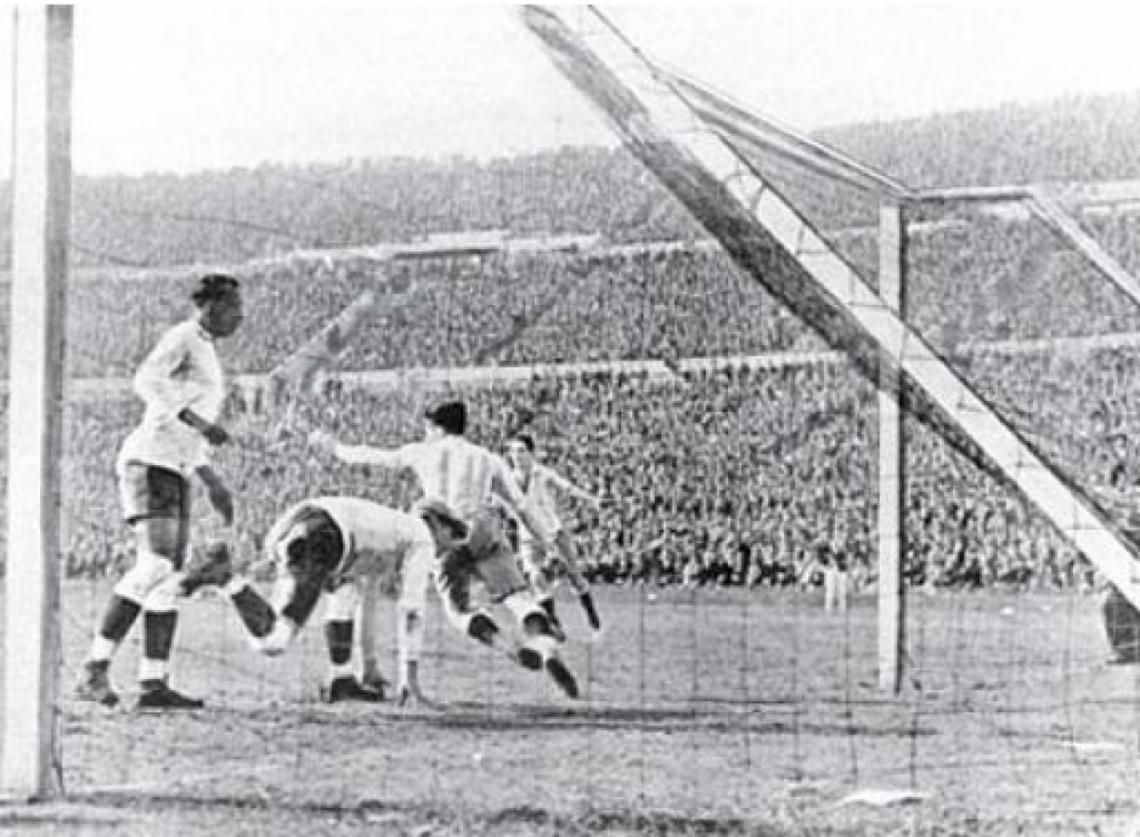 Imagen Final del Mundial de 1930. Stábile marca el segundo gol argentino. Era el 2 a 1 parcial. Finalmente Uruguay ganó por 4 a 2 y conquistó el título.