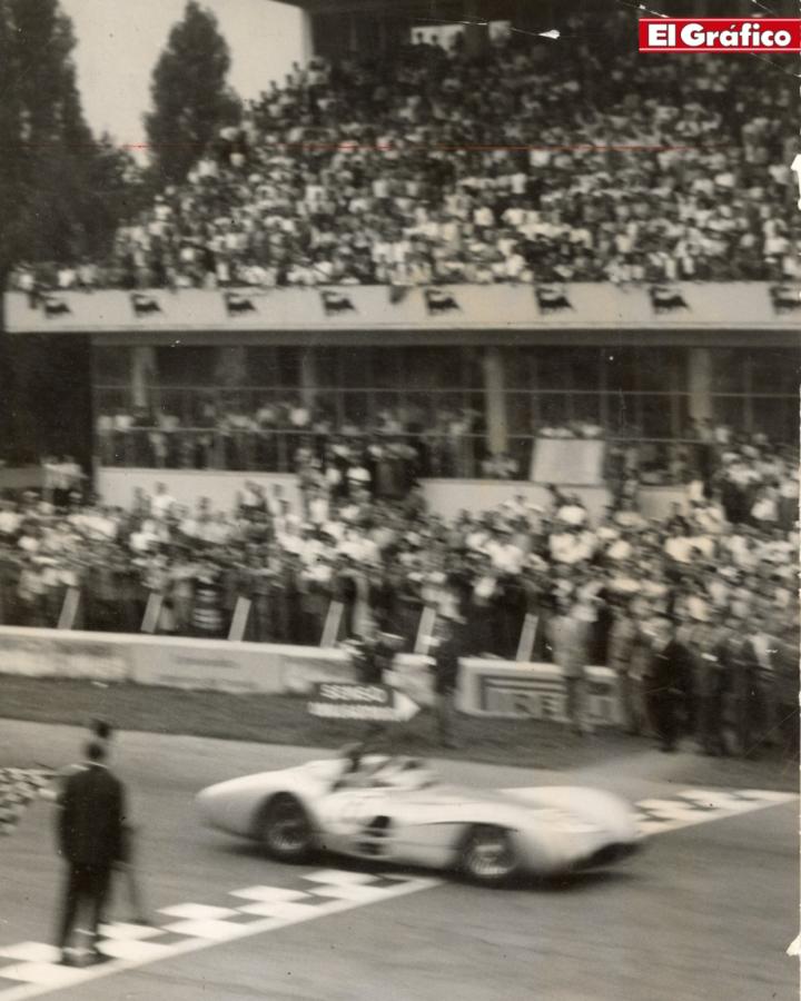 Imagen Juan Manuel Fangio cruzando la meta en Monza 1954.