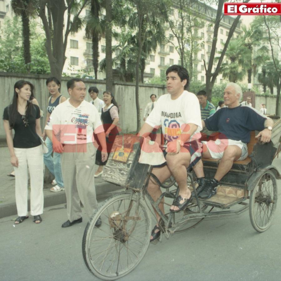 Imagen Diego lo lleva a Coppola en plena gira de Boca en Corea del Sur (1995).