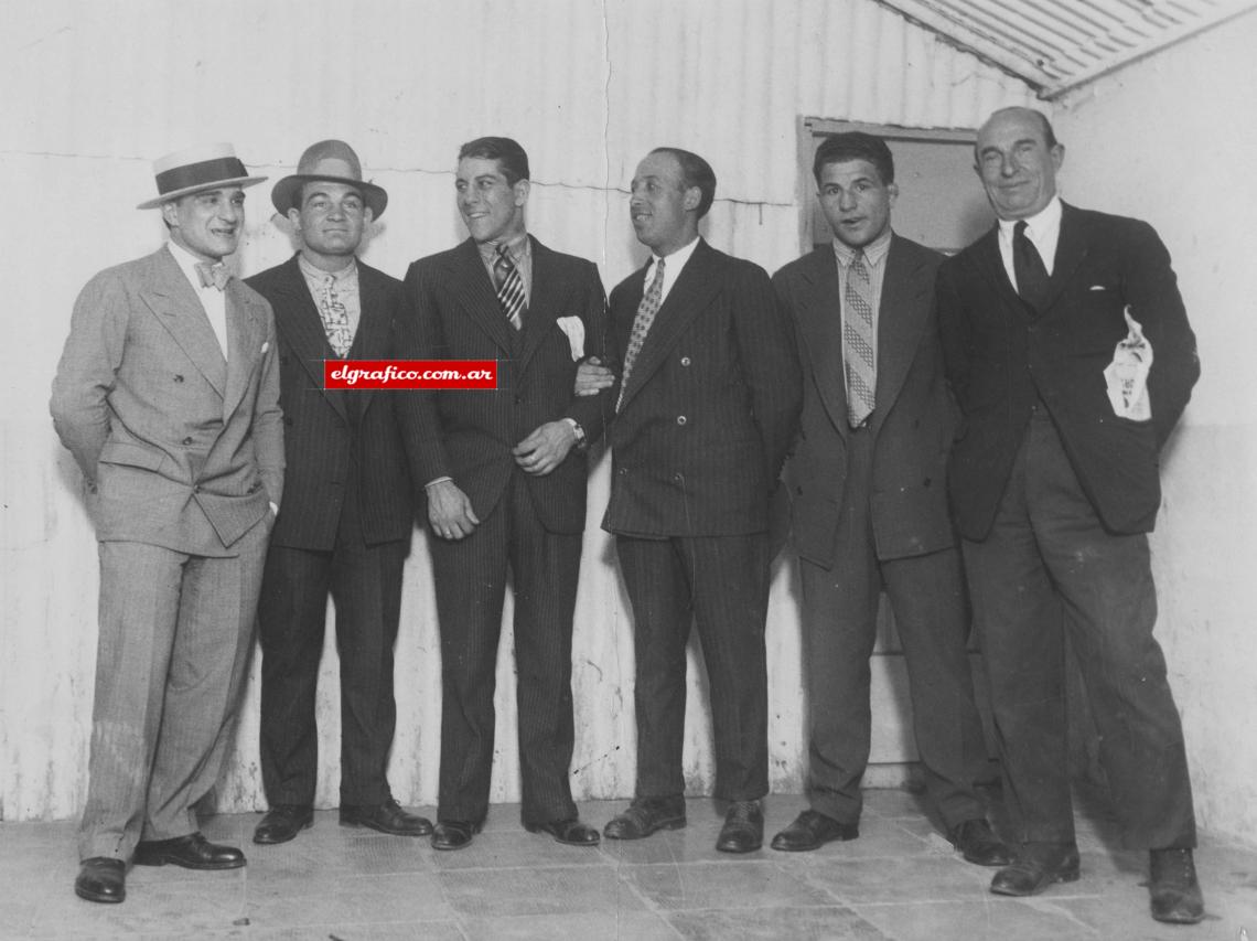 Imagen El "Torito" junto a los mejores livianos de su época; el uruguayo Julio Fernández, el invicto platense Julio Mocoroa y Félix Espósito.