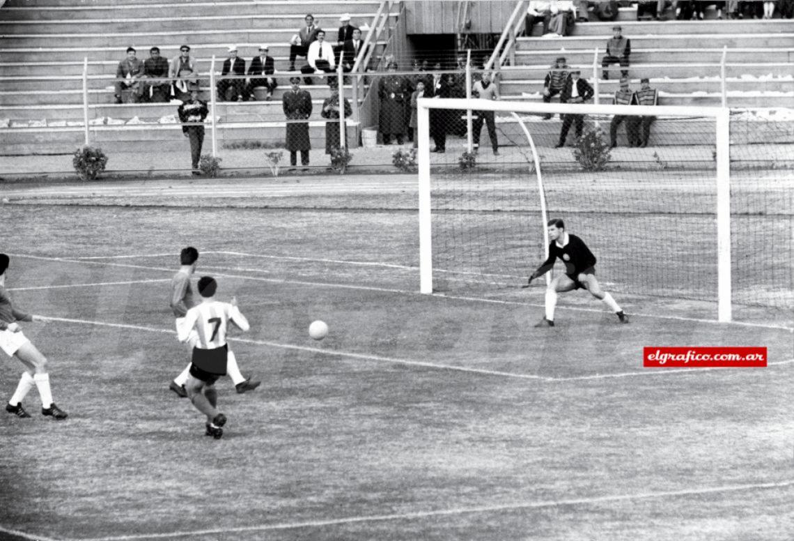 Imagen Debut. Héctor Facundo de San Lorenzo, convierte el gol de la victoria argentina ante Bulgaria a los 3 minutos. Fue la única alegría del Mundial 62.