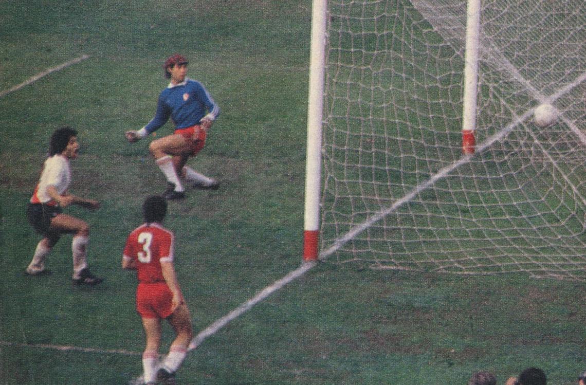 Commisso quedó adelantado al atropellar pero en el momento del remate de Alonso lo habilitaba Rigolino, antes de salir del campo.