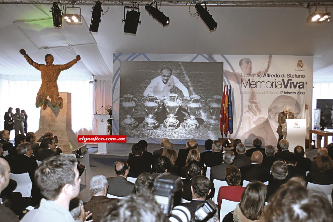 Imagen Don Alfredo agradece al Real Madrid, que inauguró una muestra sobre su vida y le ofrendó una estatua espectacular.