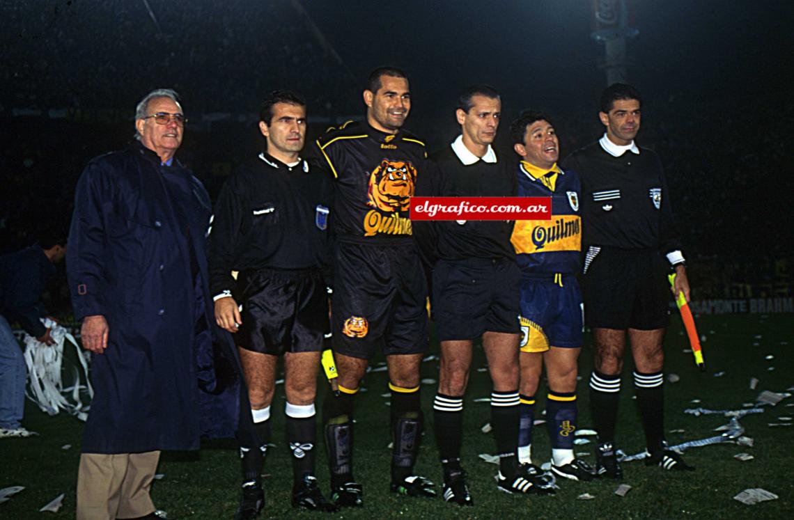 Imagen Había empezado como todas: los dos capitanes —Maradona y Chilavert— posando con Castrilli y los líneas Alberto Barrientos y Ernesto Taibi. La clásica foto terminó juntando a los principales protagonistas. 