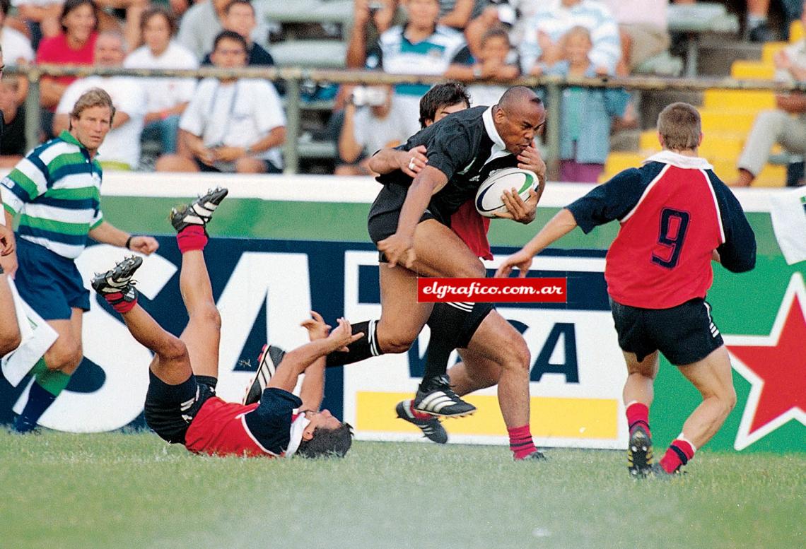 Imagen Imparable. El All Black tenía una potencia difícil de igualar. Superaba a sus rivales con facilidad.