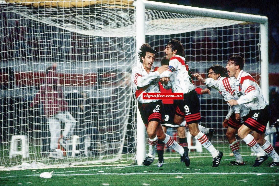 Imagen Tras este gol a Newell’s, en el Clausura 97, ¨Francescoli me corrió a mí, por única vez¨.