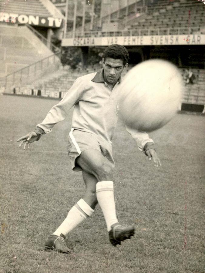 Imagen 23 de junio de 1958. Práctica en el Estadio Rasunda en vísperas de la semifinal en la que Brasil golearía a Francia por 5 a 2. En ese mismo estadio se consagró campeón mundial al vencer a Suecia también por 5 a 2.