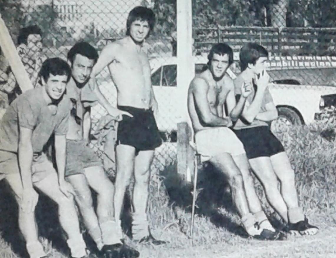 Imagen El banco de suplentes "profesional". Trebucq, Ramiro Pérez, Dreyer, Cibeyra y Vitali. Al dia siguiente Ramiro Pérez fue declarado en libertad de contratación por la directiva de River. La medida sorprendió, porque en reiteradas oportunidades se lo señaló como confirmado para el 72, "teniendo en cuenta su integración al grupo y que el Metropolitano será muy largo".