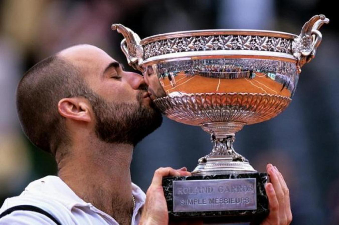 Imagen Agassi y la Copa de los Mosqueteros