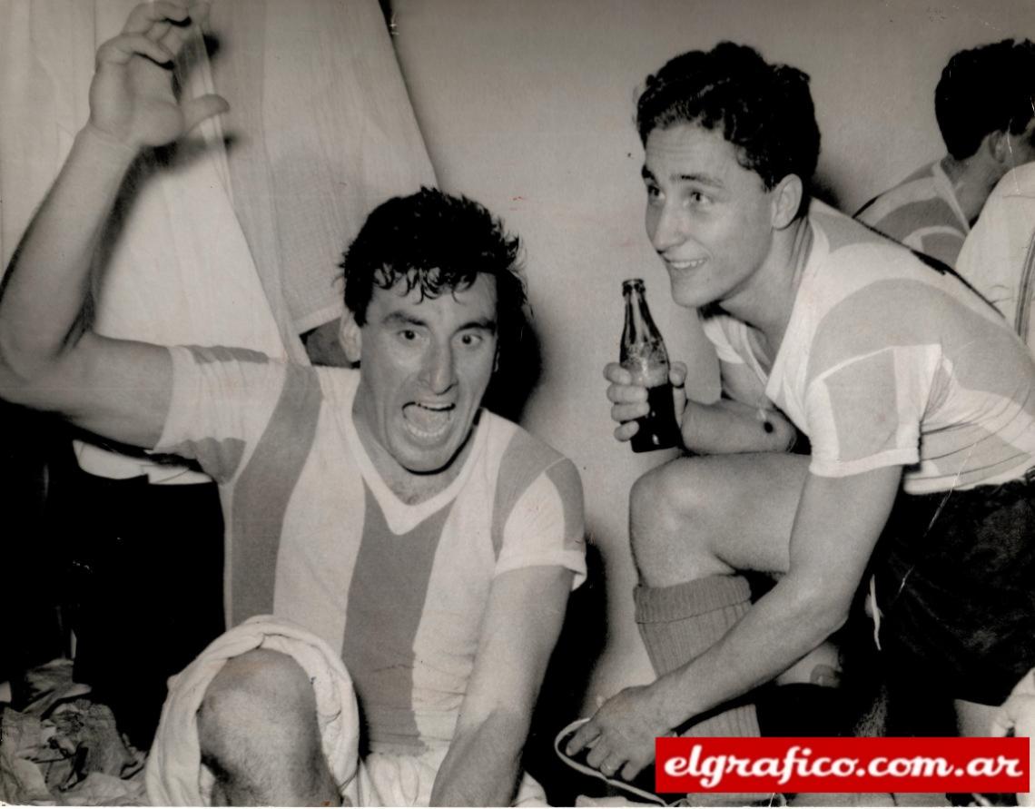 Imagen Entrañable foto de Nestor Raúl “Pipo” Rossi, 31 años con José Francisco “Nene “ Sanfilippo , apenas 21 años , en el vestuario argentino tras una de las brillantes victorias del Sudamericano del 57.