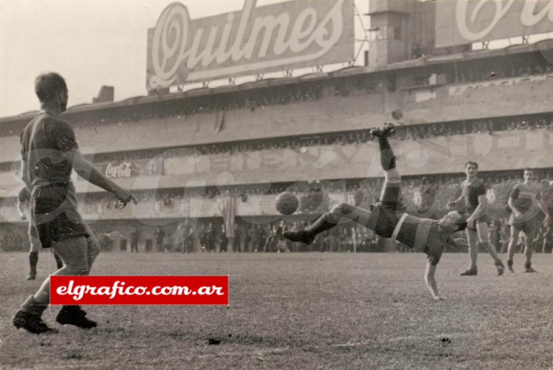 La primera chilena de Heleno en Argentina fue muy aplaudida. Habia debutado frente a Banfield con dos goles.(Foto: Gonzalez- 20.6.48)