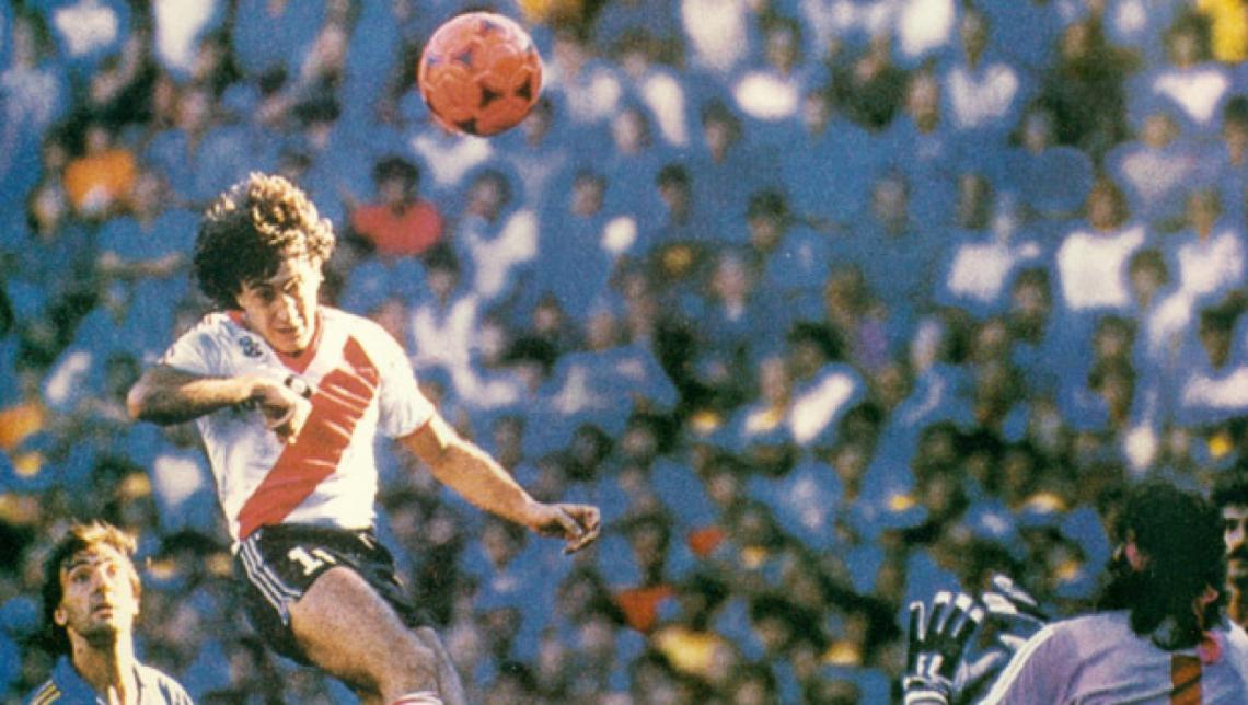 Alonso y el gol histórico con la pelota naranja. Aquel día River dio la vuelta olímpica en La Bombonera.