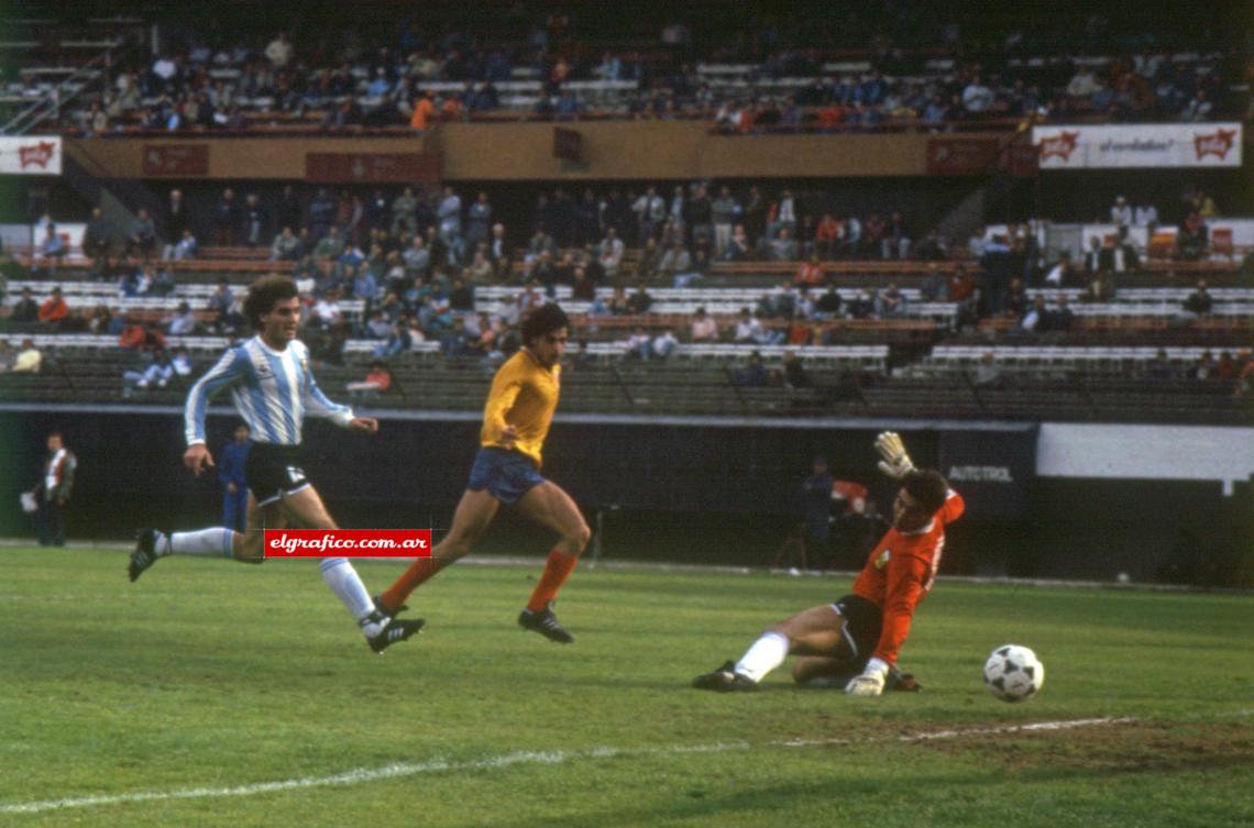 Imagen Minuto 27 del primer tiempo, Juan Jairo Galeano establece el 2 a 0 parcial para la Selección Colombia sobre Argentina. Finalmente el partido terminaría 2 a 1 en favor de los cafeteros.