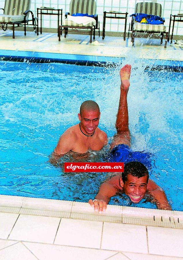 Imagen Rivaldo y Ronaldo, para muchos los dos mejores jugadores del mundo. Se ríen en la pileta. Afuera, más bien, se celan.