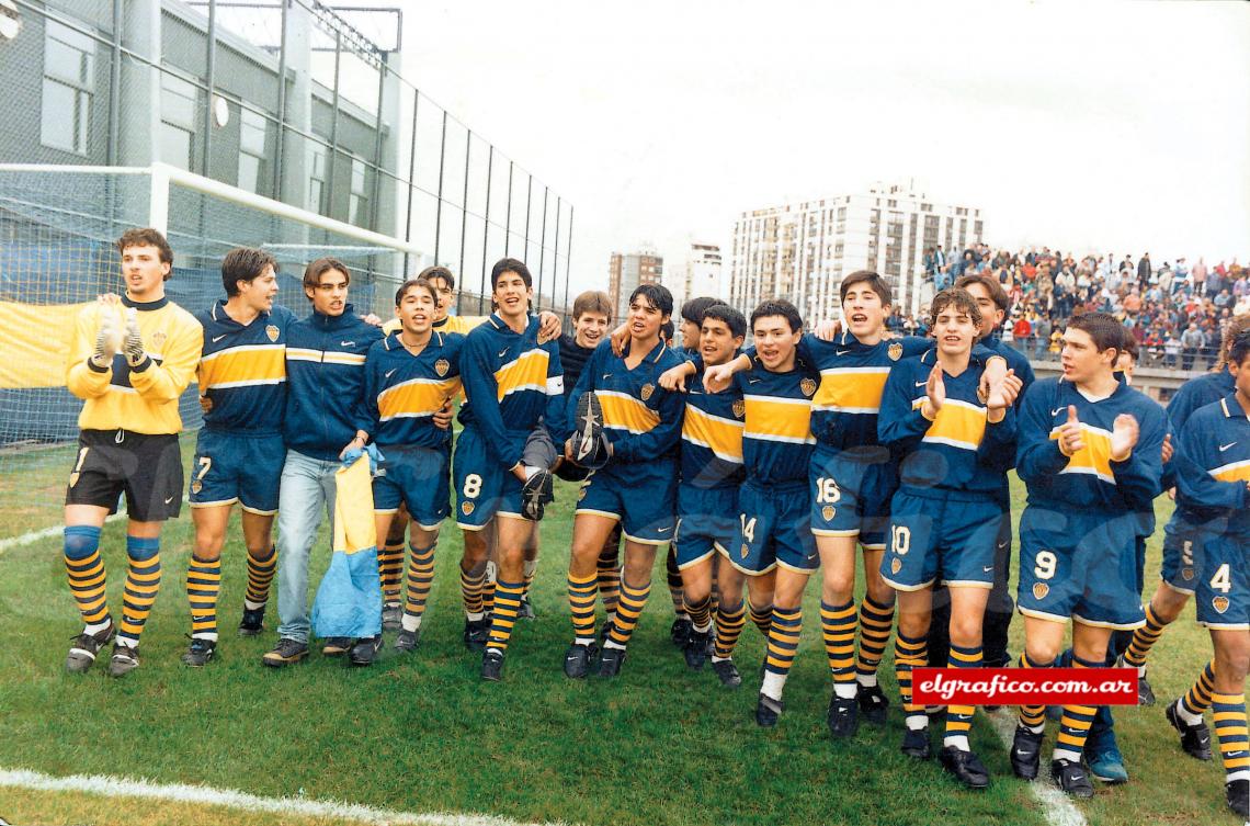 Imagen La octava de Boca campeona, en 1997. Mariano (16), abraza a Marinelli (10).