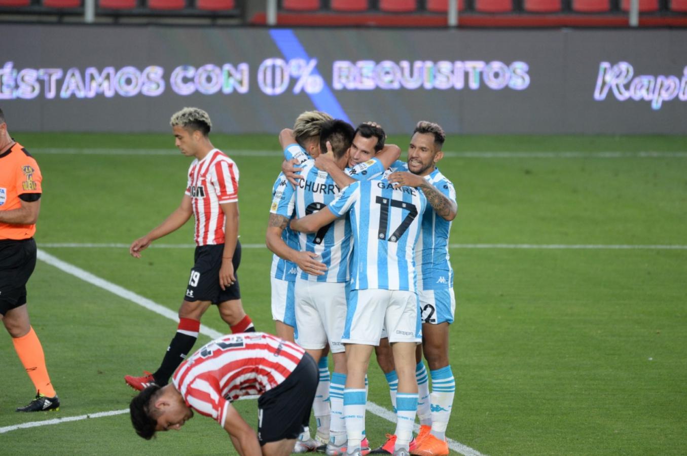 Solari es felicitado por sus compañeros, tras abrir el marcador.