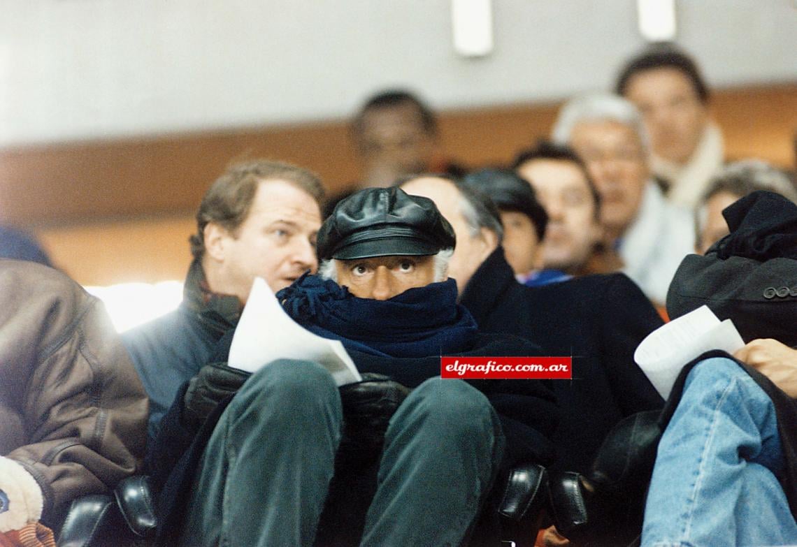 Imagen Araca, Paris. Viendo un partido con la misma gorra con la que ingresó al Tribunal de Dolores en 1998. “Estuve 97 días adentro”, confiesa.
