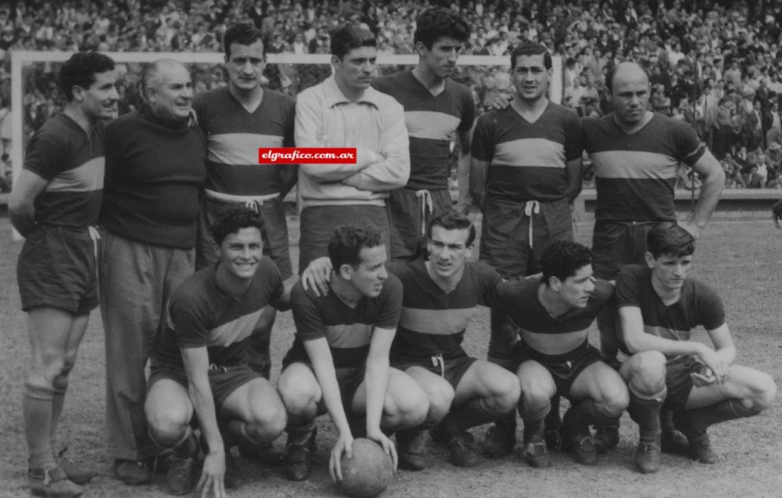 Imagen LOS PRIMEROS PARTIDOS EN PRIMERA. “Aquí una foto del equipo de Noviembre de 1956 en un Boca - San Lorenzo: Lombardo, Fiaño, Castro, yo, Otero y Pescia; Pérsico, Zubeldia, Angelillo, Rodriguez y Senes”.