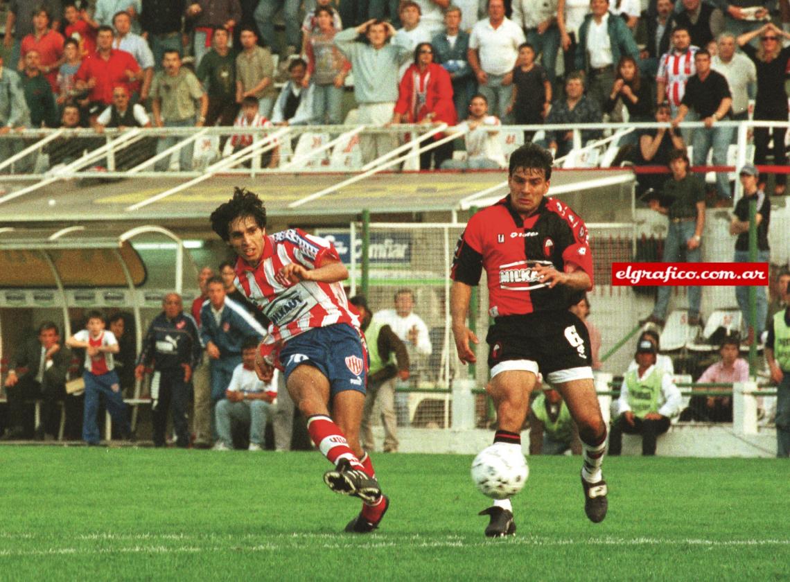 Andrés Silvera concluye su obra. Es el 2-0 de Unión sobre Colón. Hacía diez años que los tatengues no festejaban.