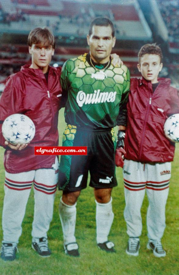 Imagen Junto a José Luis Félix Chilavert, cuando el arquero de Vélez visitó el Monumental y Fernando era alcanzapelotas.