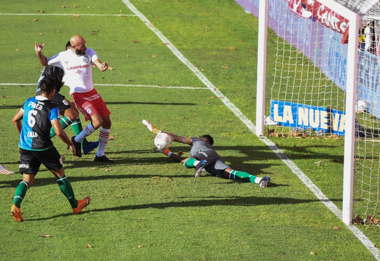 Imagen Arboleda, en plena acción, ahogándole el grito de gol a Quintana en una brillante salvada. Foto: Gomez Ramiro-Telam