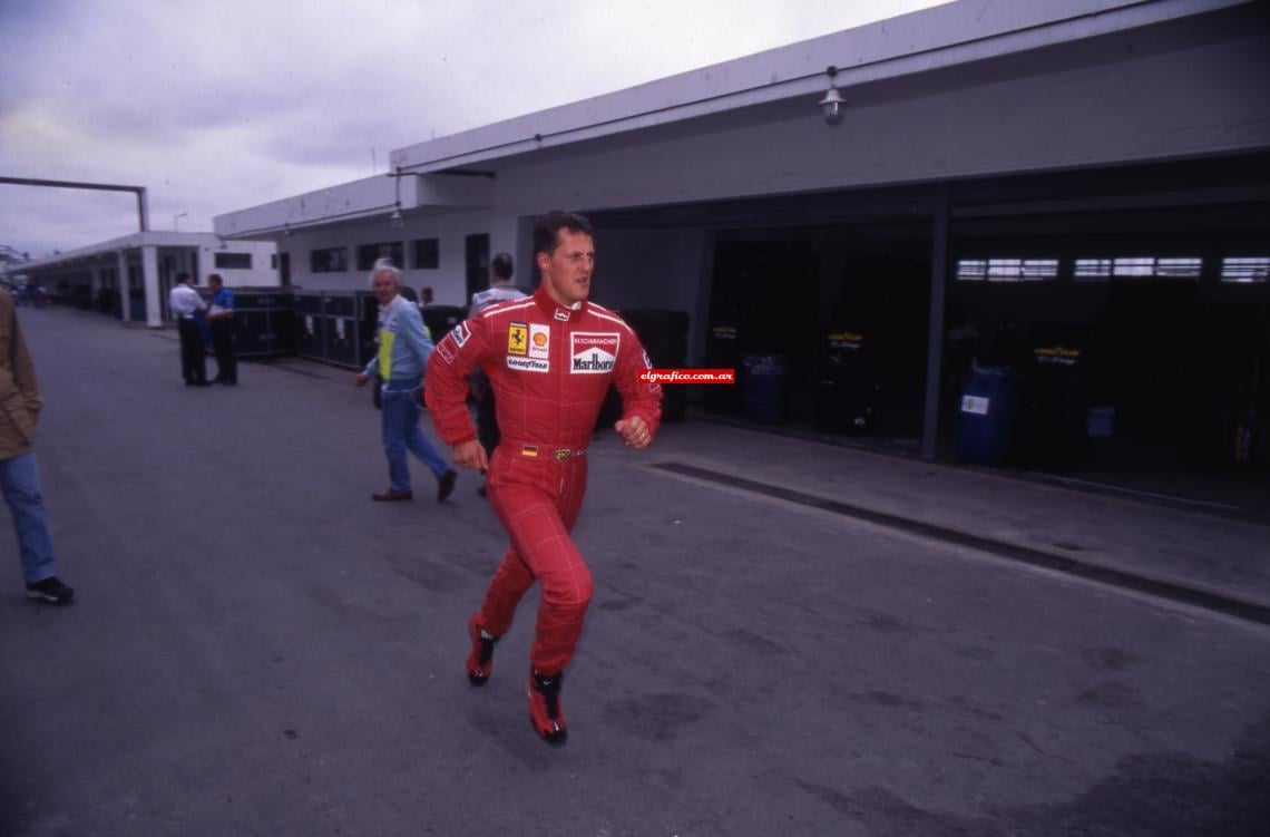 Schumacher Michael corriendo en pleno boxes.
