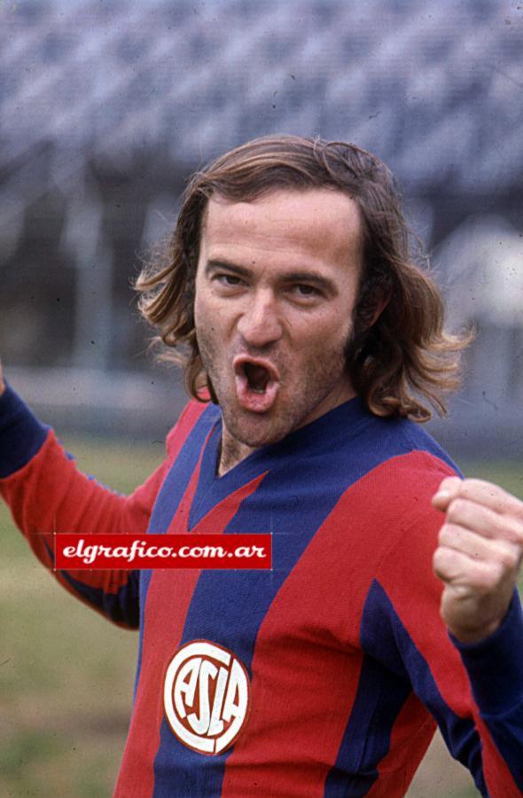 Héctor Scotta posando con la camiseta de San Lorenzo.