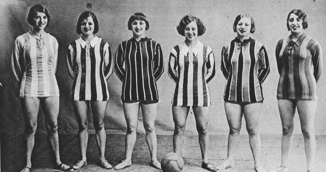 De izquierda a derecha: Margarita Corbani, partidaria decidida de Racing; su hermana Victoria, hincha única de Estudiantes (RE); Blanca Carly, admiradora de Sportivo de Almagro; Meneca Tailhacle, que sueña con los muchachos de Estudiantes de La Plata: Carmen Plá. ferviente animadora de River Plate, y Anita Orquín para quien San Lorenzo de Almagro es el mejor club del mundo.