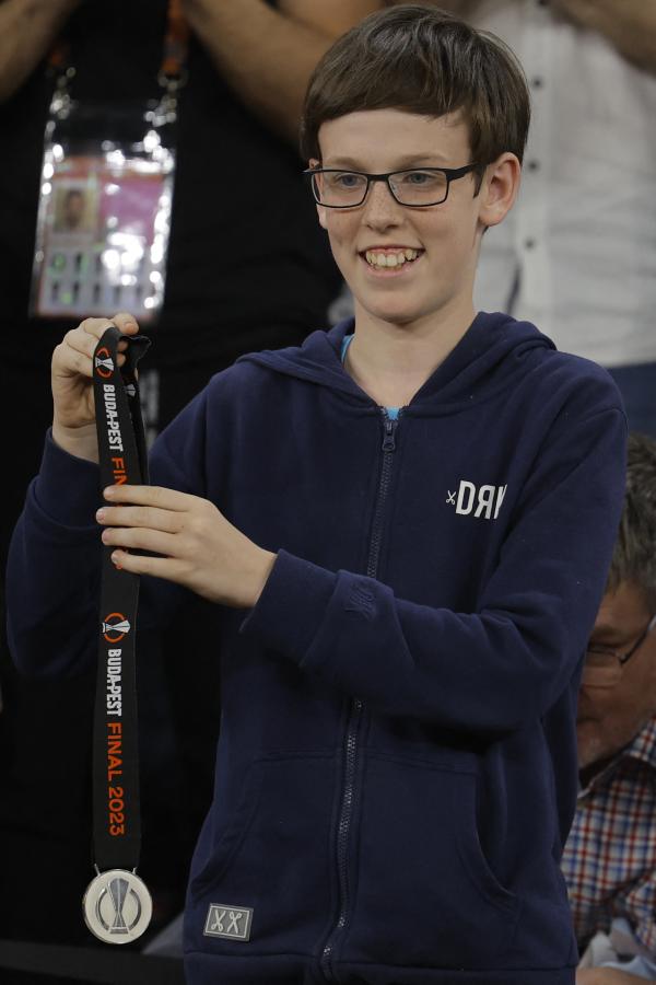 Imagen La felicidad del niño con la medalla de subcampeón. Foto: AFP