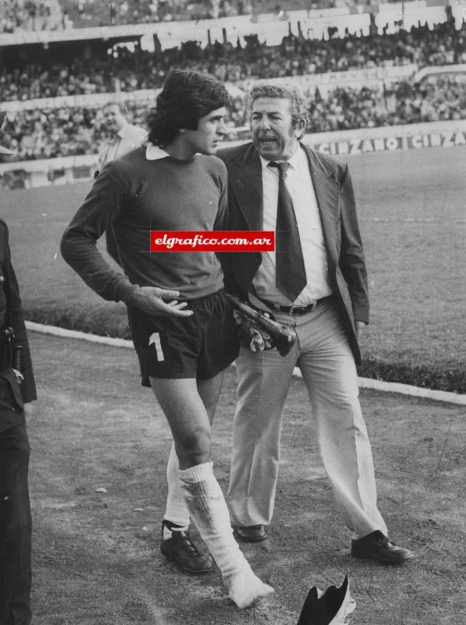 Imagen “Cuando el Viejo (Labruna) volvió a River en Enero de 1975, declaró que entre los dos arqueros que tenía (Perico Pérez y yo) uno se iba a ir. Todos apostaban por Perico, pero pocos sabían que Ángel fue quien me empujó a aceptar la propuesta de River”