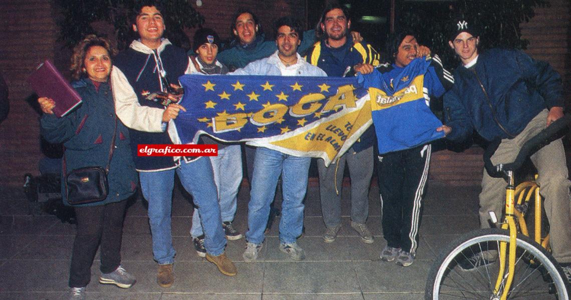 Jueves 30 de octubre. Un grupo de hinchas alentó a Diego –en su casa- el día de su cumpleaños.
