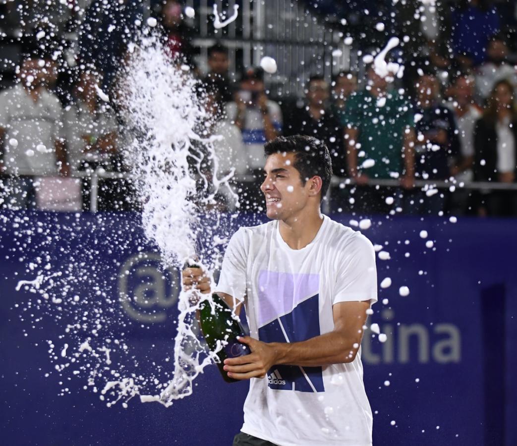 Imagen El campeón descorcha un espumante para festejar su tercer título ATP.