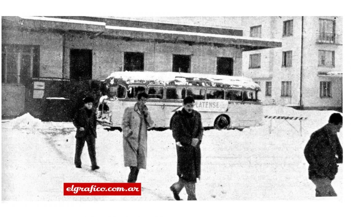 En 1951 Platense realizó una gira por Europa, con no satisfactorio resultado. Jugar al fútbol en días como el que indica la foto no es frecuente aquí. .. Los jugadores se dirigen a la cancha.